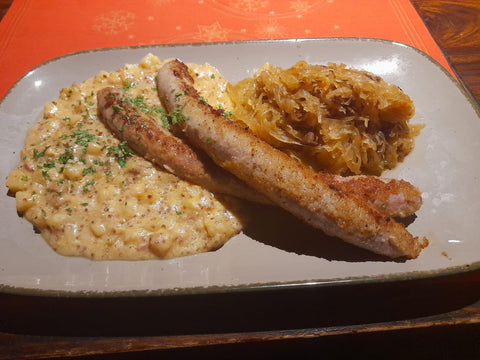 Bierbratwurst mit Senfrahmkartoffeln und Sauerkraut